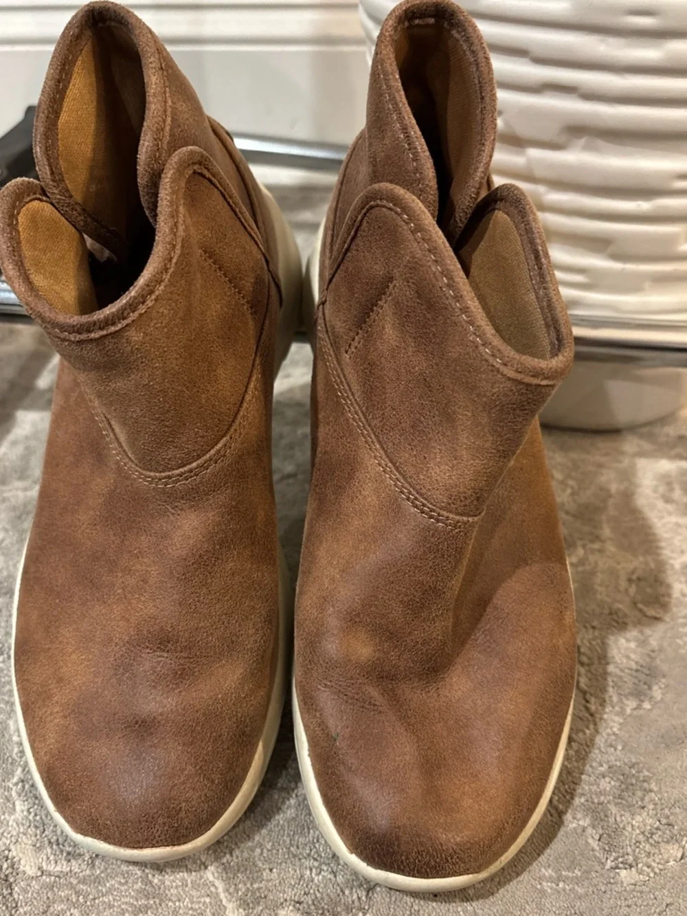 Skechers Brown Suede Slip-On Winter Boots with White Sole women’s size 6.5